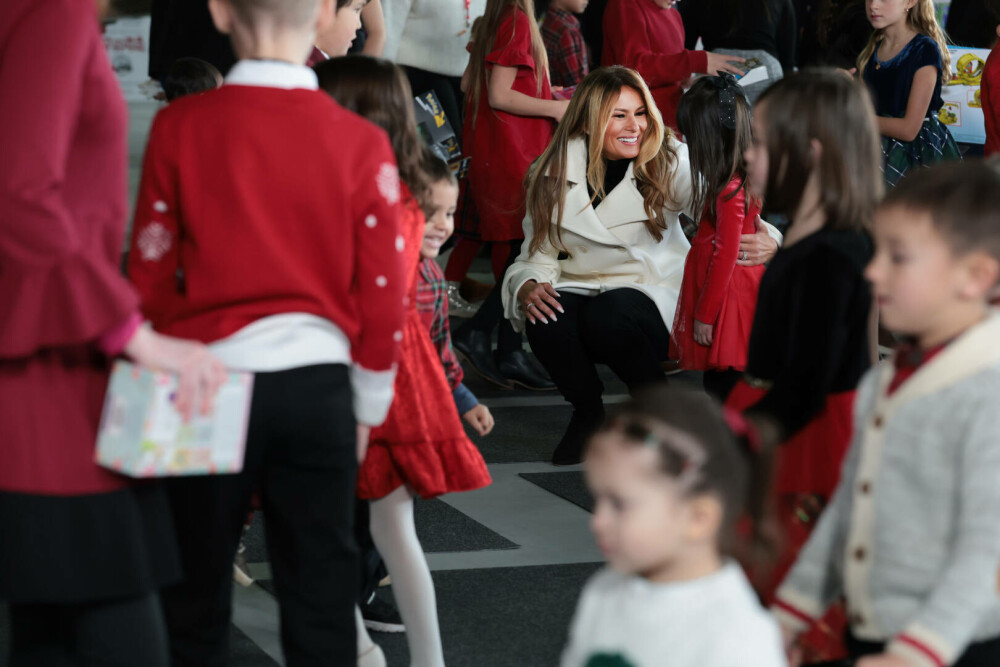 Melania Trump, apariție festivă alături de Moș Crăciun, la un eveniment caritabil. GALERIE FOTO - Imaginea 19