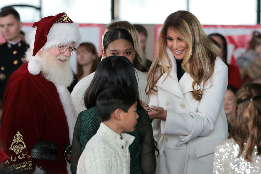 Melania Trump, apariție festivă alături de Moș Crăciun, la un eveniment caritabil. GALERIE FOTO - Imaginea 21