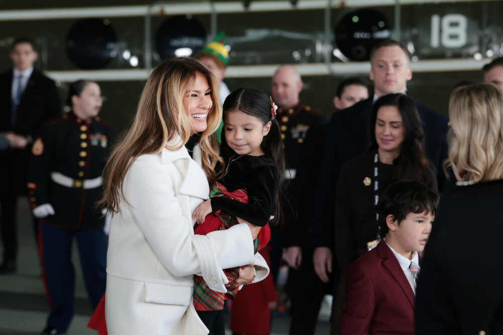 Melania Trump, apariție festivă alături de Moș Crăciun, la un eveniment caritabil. GALERIE FOTO - Imaginea 22