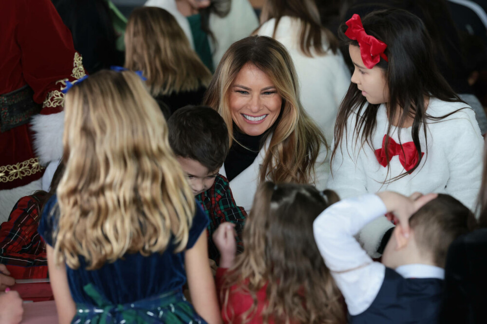 Melania Trump, apariție festivă alături de Moș Crăciun, la un eveniment caritabil. GALERIE FOTO - Imaginea 24