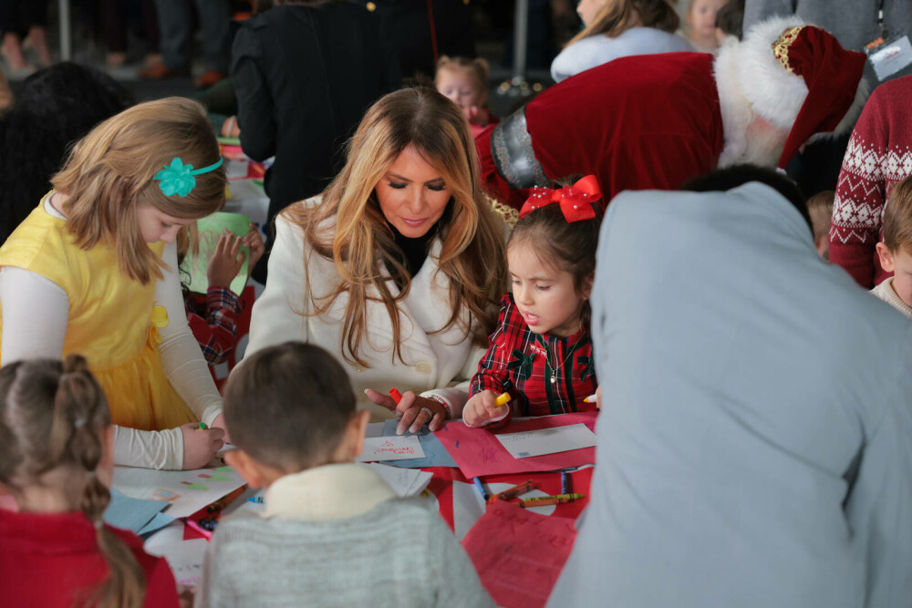Melania Trump, apariție festivă alături de Moș Crăciun, la un eveniment caritabil. GALERIE FOTO - Imaginea 25