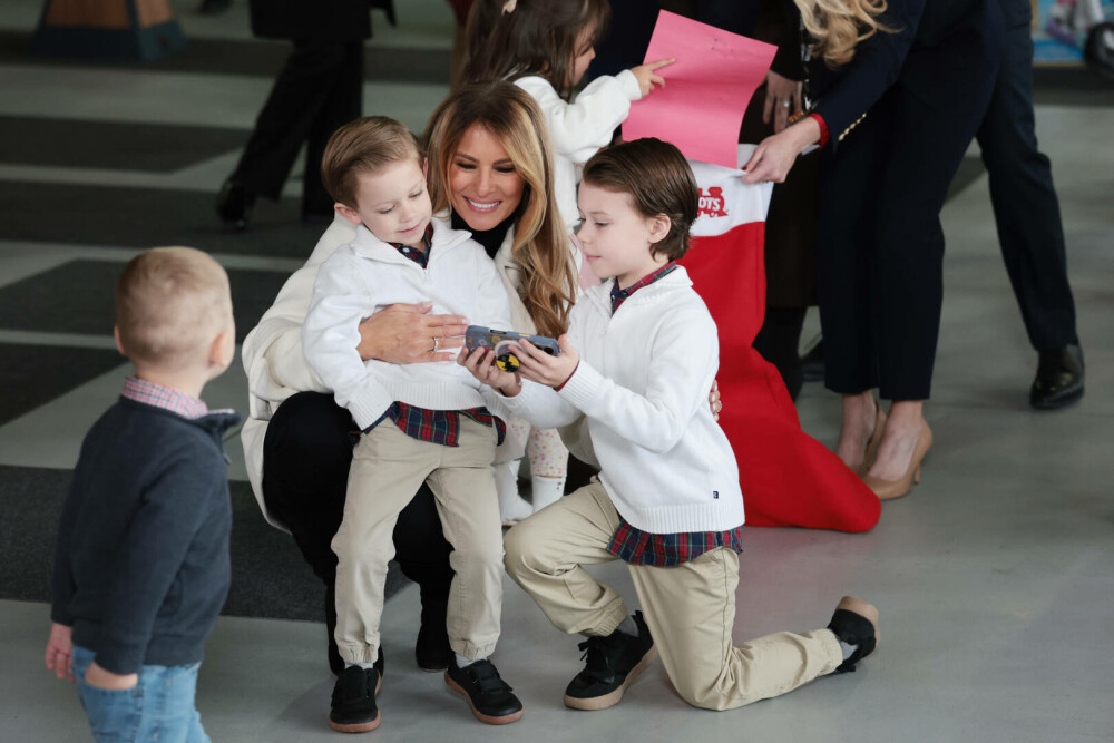 Melania Trump, apariție festivă alături de Moș Crăciun, la un eveniment caritabil. GALERIE FOTO - Imaginea 26