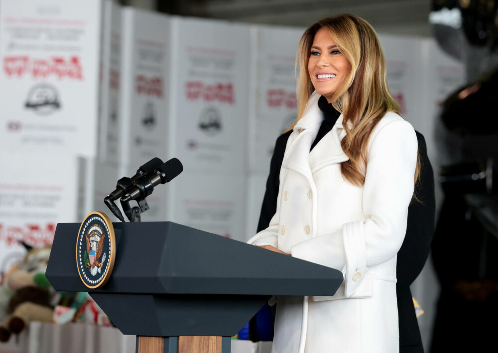 Melania Trump, apariție festivă alături de Moș Crăciun, la un eveniment caritabil. GALERIE FOTO - Imaginea 27