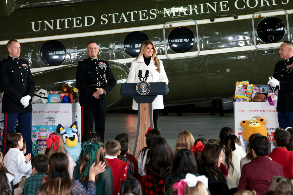 Melania Trump, apariție festivă alături de Moș Crăciun, la un eveniment caritabil. GALERIE FOTO - Imaginea 30