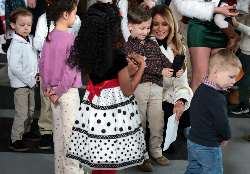 Melania Trump, apariție festivă alături de Moș Crăciun, la un eveniment caritabil. GALERIE FOTO - Imaginea 31