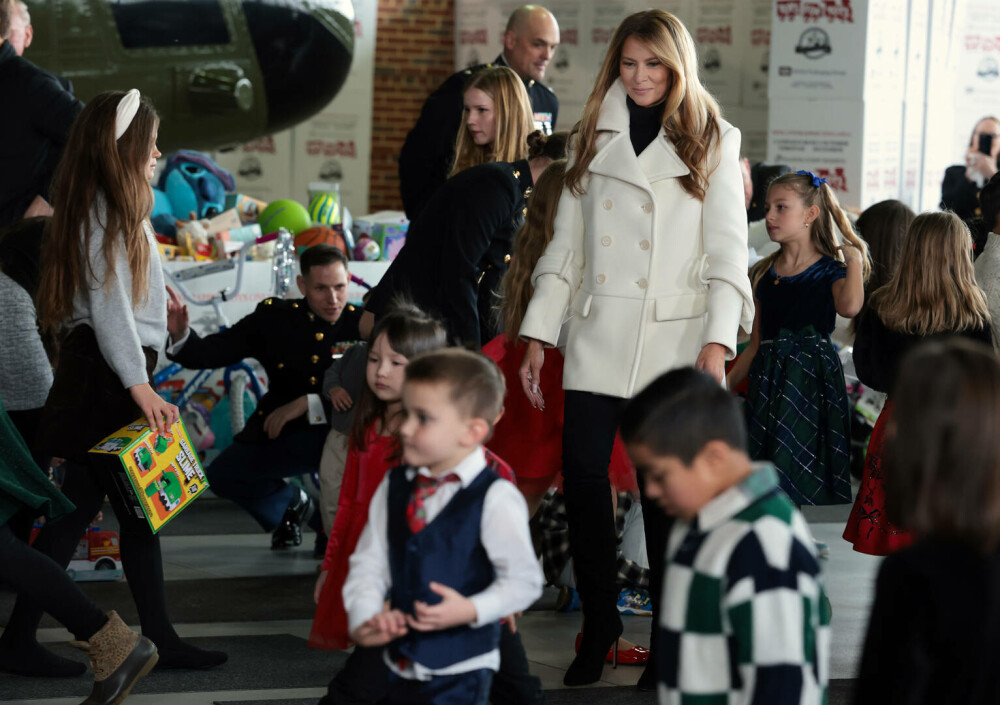 Melania Trump, apariție festivă alături de Moș Crăciun, la un eveniment caritabil. GALERIE FOTO - Imaginea 32