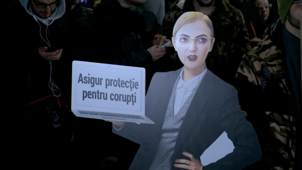 Sute de oameni protestează în fața sediului CSM și cer demisia Liei Savonea. „Vrem dreptate, nu imunitate” - Imaginea 3