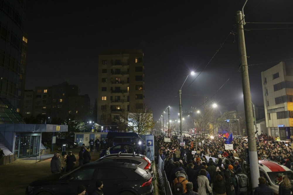 Sute de oameni protestează în fața sediului CSM și cer demisia Liei Savonea. „Vrem dreptate, nu imunitate” - Imaginea 5