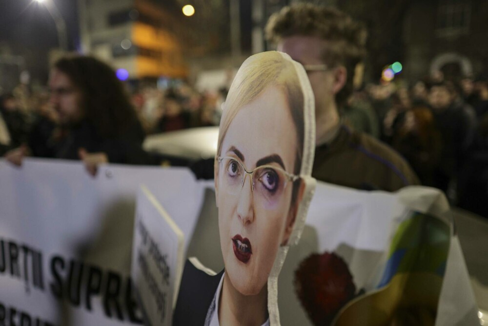 Sute de oameni protestează în fața sediului CSM și cer demisia Liei Savonea. „Vrem dreptate, nu imunitate” - Imaginea 7