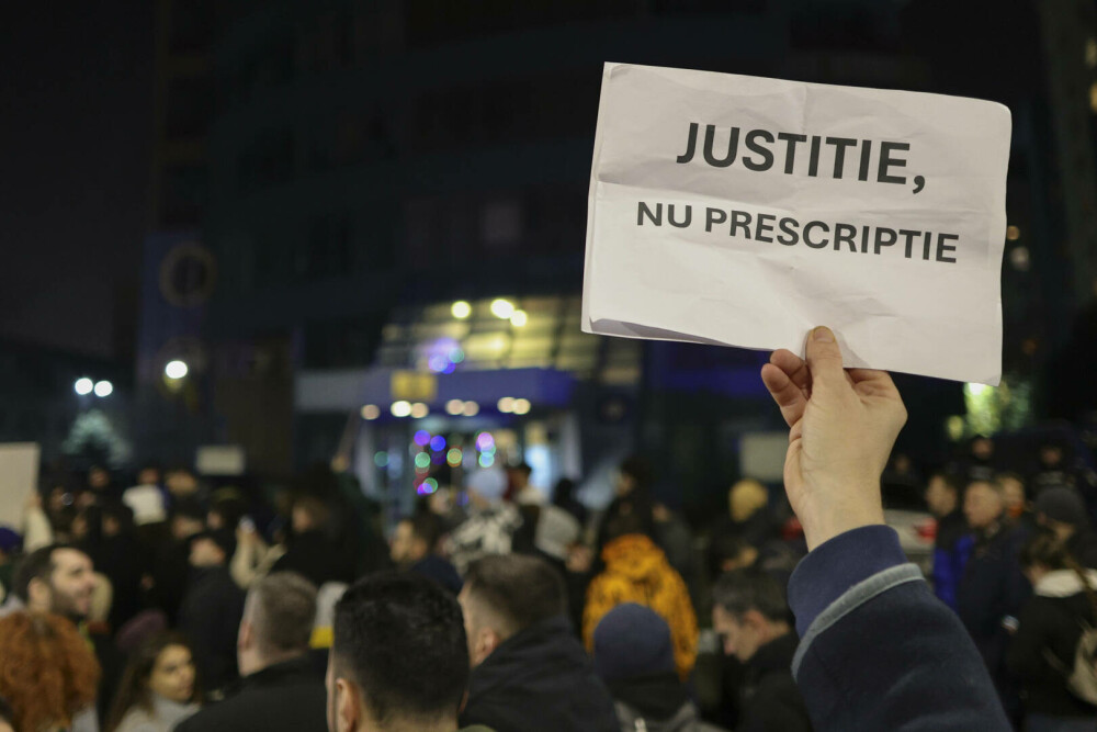 Sute de oameni protestează în fața sediului CSM și cer demisia Liei Savonea. „Vrem dreptate, nu imunitate” - Imaginea 8