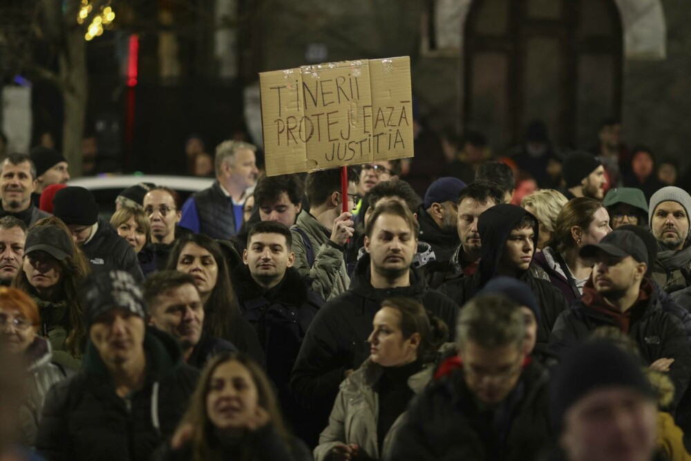 Sute de oameni protestează în fața sediului CSM și cer demisia Liei Savonea. „Vrem dreptate, nu imunitate” - Imaginea 9