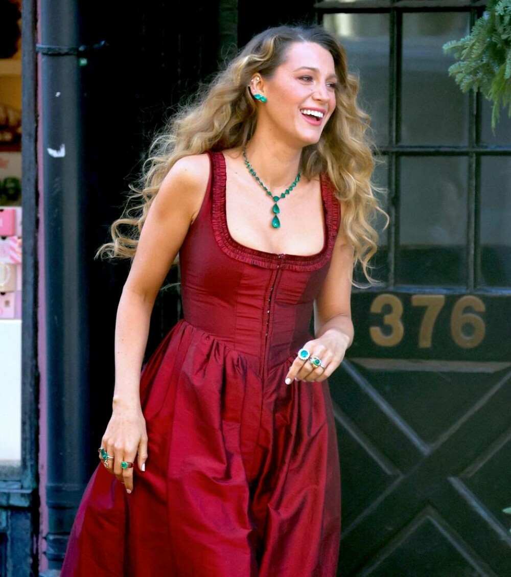 Blake Lively, apariție spectaculoasă în New York. Ținutele festive cu care a atras toate privirile. FOTO - Imaginea 6