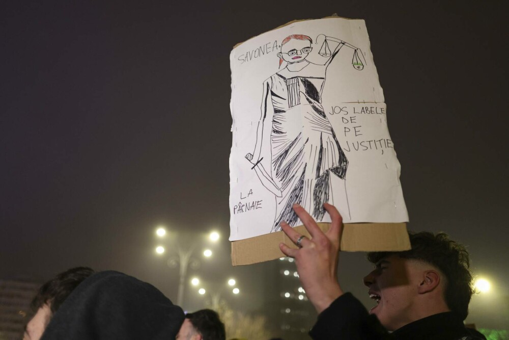 Protest în Piața Victoriei. Sute de oameni au ieșit în stradă să ceară demiteri la vârful Justiției. VIDEO - Imaginea 5