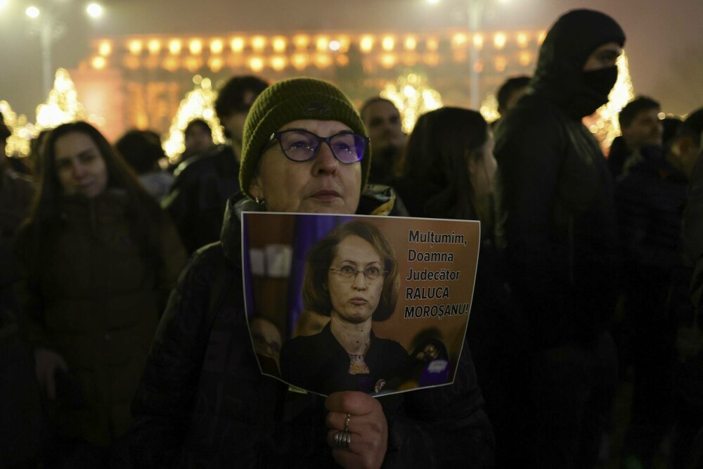 Protest în Piața Victoriei. Sute de oameni au ieșit în stradă să ceară demiteri la vârful Justiției. VIDEO - Imaginea 8