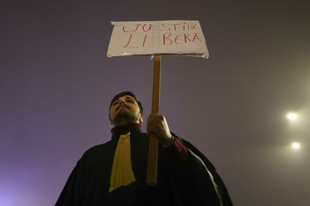 Protest în Piața Victoriei. Sute de oameni au ieșit în stradă să ceară demiteri la vârful Justiției. VIDEO - Imaginea 10