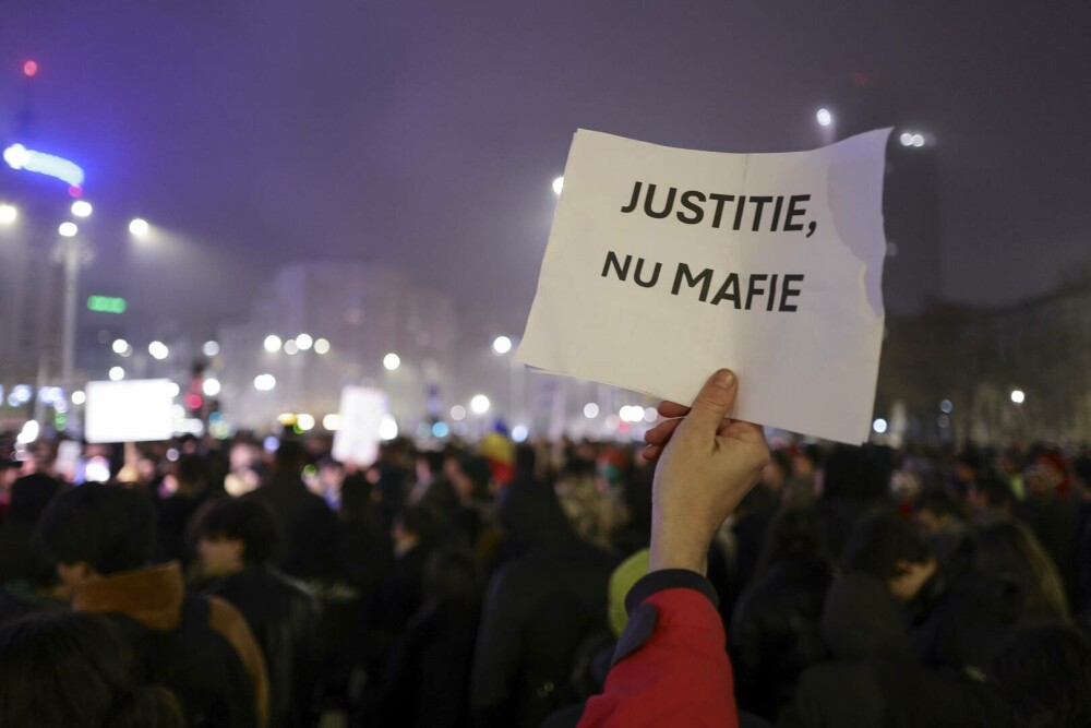 Protest în Piața Victoriei. Sute de oameni au ieșit în stradă să ceară demiteri la vârful Justiției. VIDEO - Imaginea 11