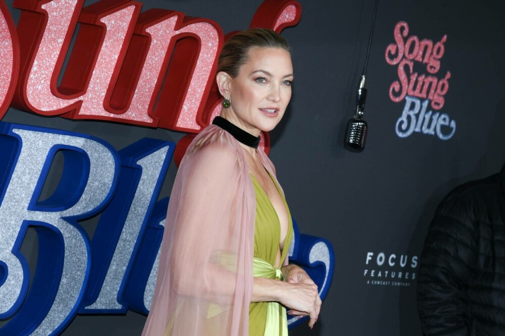 Kate Hudson și familia sa, apariție elegantă la premiera „Song Sung Blue” din New York. FOTO - Imaginea 34