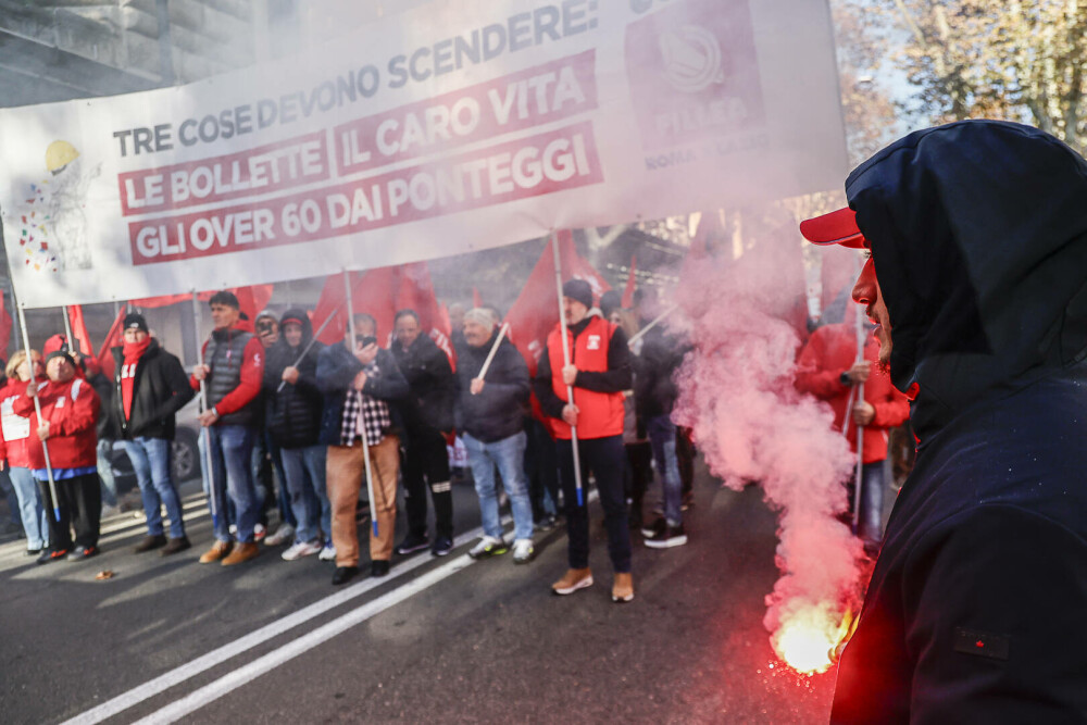 Zeci de mii de persoane protestează în Italia împotriva planurilor bugetare ale guvernului Meloni. GALERIE FOTO - Imaginea 1