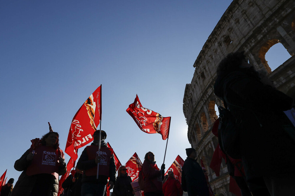 Zeci de mii de persoane protestează în Italia împotriva planurilor bugetare ale guvernului Meloni. GALERIE FOTO - Imaginea 2
