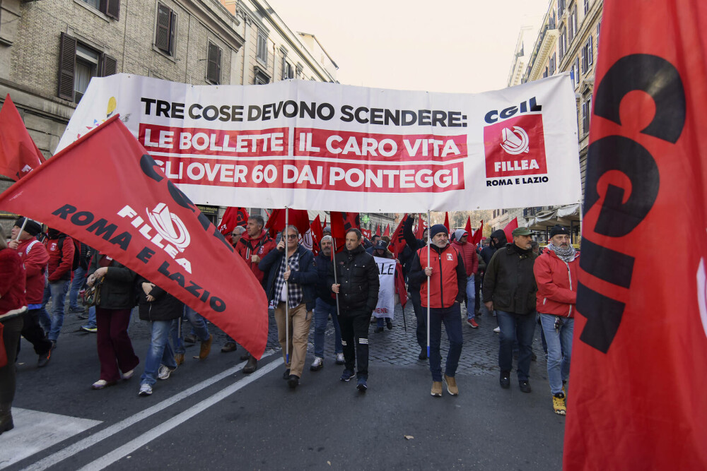 Zeci de mii de persoane protestează în Italia împotriva planurilor bugetare ale guvernului Meloni. GALERIE FOTO - Imaginea 5