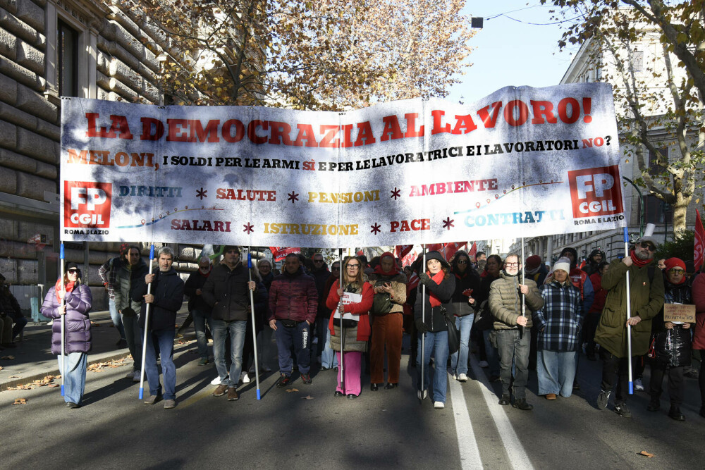 Zeci de mii de persoane protestează în Italia împotriva planurilor bugetare ale guvernului Meloni. GALERIE FOTO - Imaginea 8