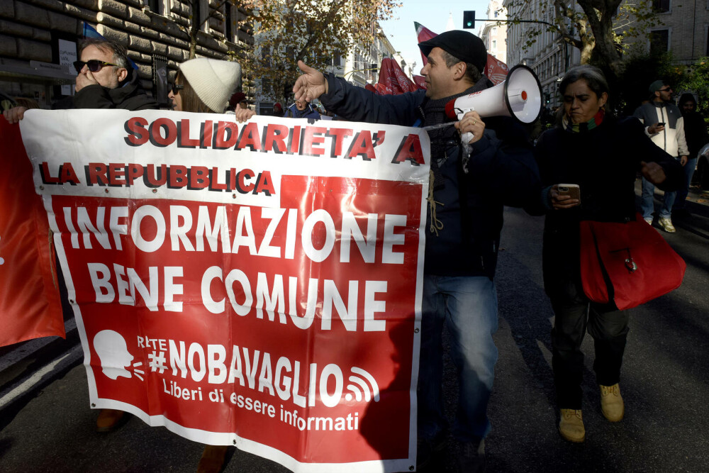 Zeci de mii de persoane protestează în Italia împotriva planurilor bugetare ale guvernului Meloni. GALERIE FOTO - Imaginea 9