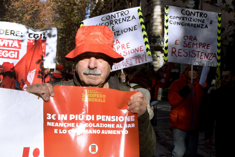 Zeci de mii de persoane protestează în Italia împotriva planurilor bugetare ale guvernului Meloni. GALERIE FOTO - Imaginea 10