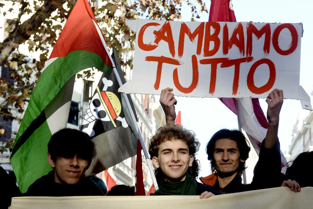 Zeci de mii de persoane protestează în Italia împotriva planurilor bugetare ale guvernului Meloni. GALERIE FOTO - Imaginea 11