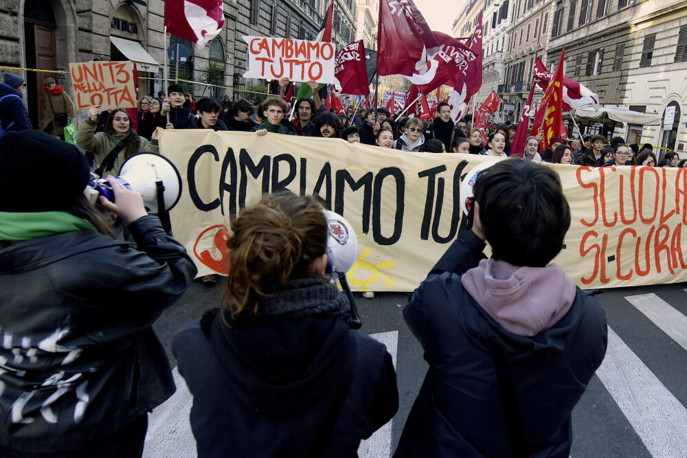 Zeci de mii de persoane protestează în Italia împotriva planurilor bugetare ale guvernului Meloni. GALERIE FOTO - Imaginea 12