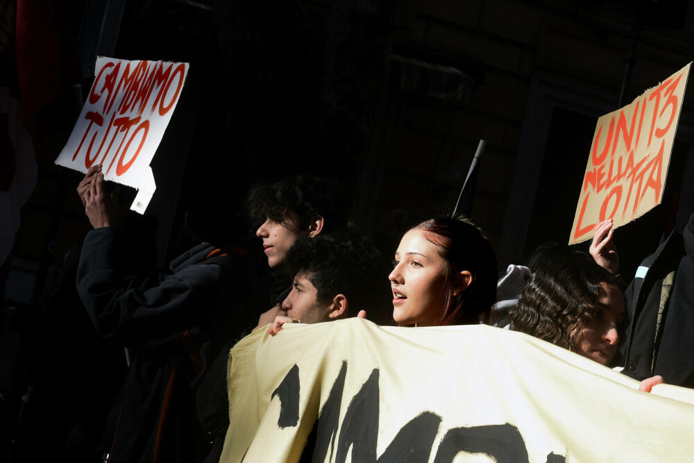 Zeci de mii de persoane protestează în Italia împotriva planurilor bugetare ale guvernului Meloni. GALERIE FOTO - Imaginea 13