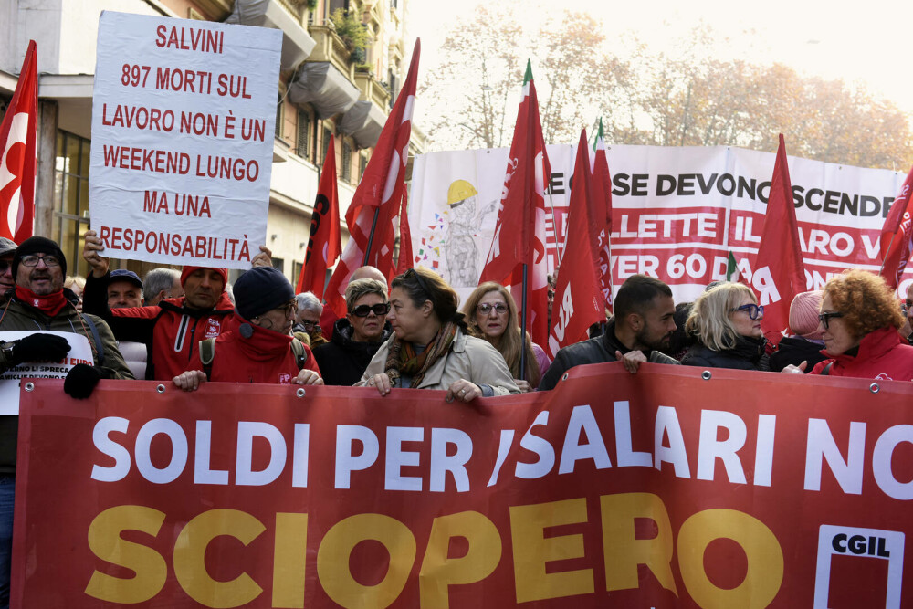 Zeci de mii de persoane protestează în Italia împotriva planurilor bugetare ale guvernului Meloni. GALERIE FOTO - Imaginea 14