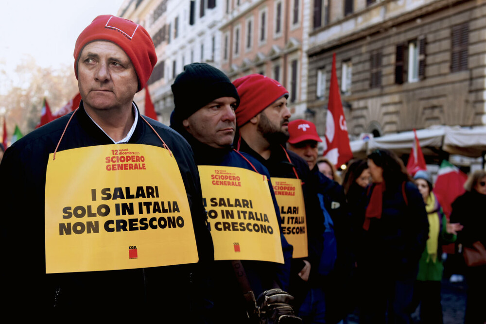Zeci de mii de persoane protestează în Italia împotriva planurilor bugetare ale guvernului Meloni. GALERIE FOTO - Imaginea 15