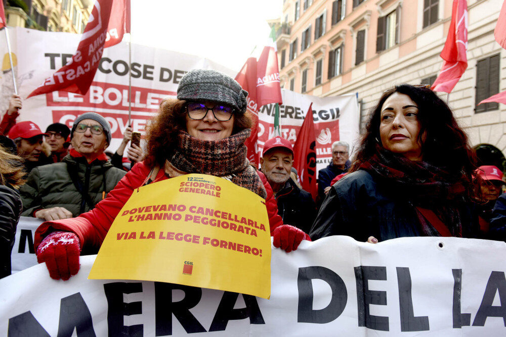 Zeci de mii de persoane protestează în Italia împotriva planurilor bugetare ale guvernului Meloni. GALERIE FOTO - Imaginea 16
