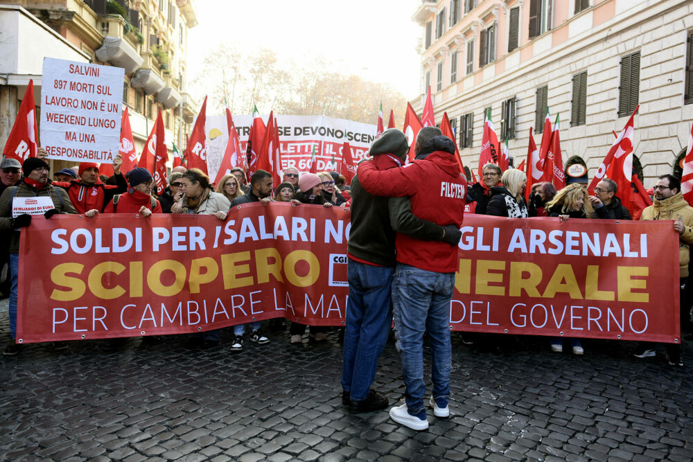 Zeci de mii de persoane protestează în Italia împotriva planurilor bugetare ale guvernului Meloni. GALERIE FOTO - Imaginea 17