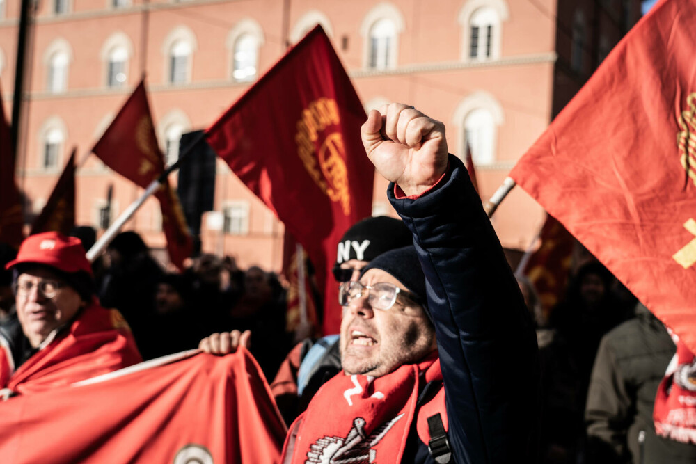 Zeci de mii de persoane protestează în Italia împotriva planurilor bugetare ale guvernului Meloni. GALERIE FOTO - Imaginea 18