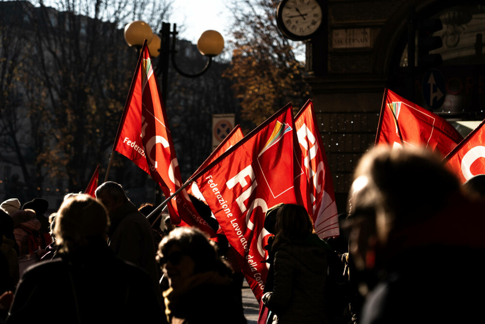 Zeci de mii de persoane protestează în Italia împotriva planurilor bugetare ale guvernului Meloni. GALERIE FOTO - Imaginea 19