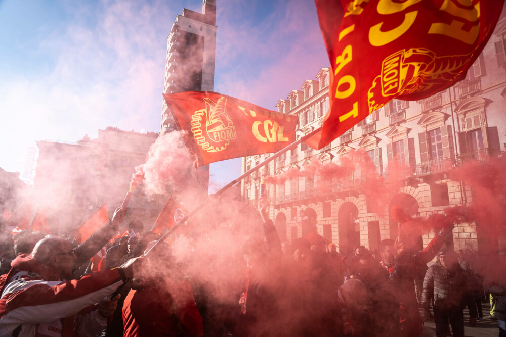 Zeci de mii de persoane protestează în Italia împotriva planurilor bugetare ale guvernului Meloni. GALERIE FOTO - Imaginea 20