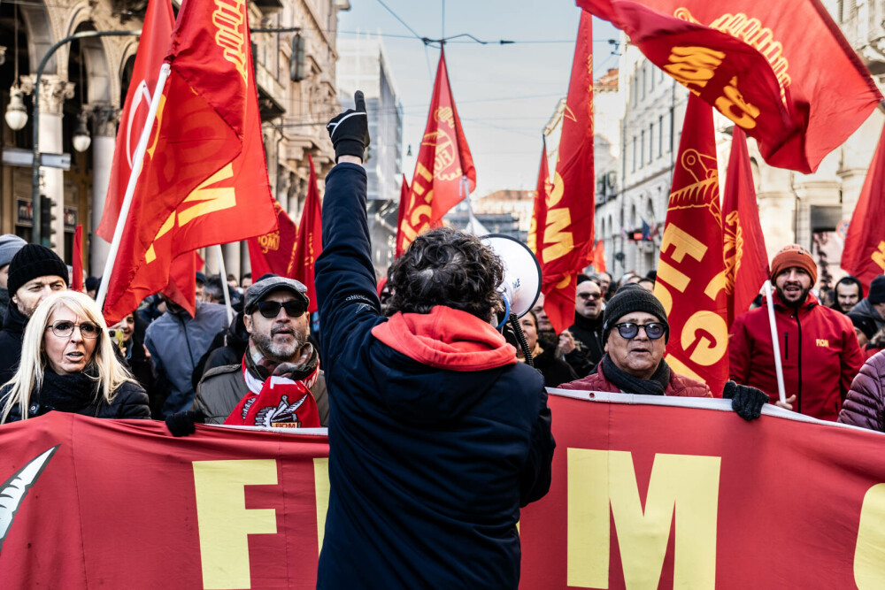 Zeci de mii de persoane protestează în Italia împotriva planurilor bugetare ale guvernului Meloni. GALERIE FOTO - Imaginea 21