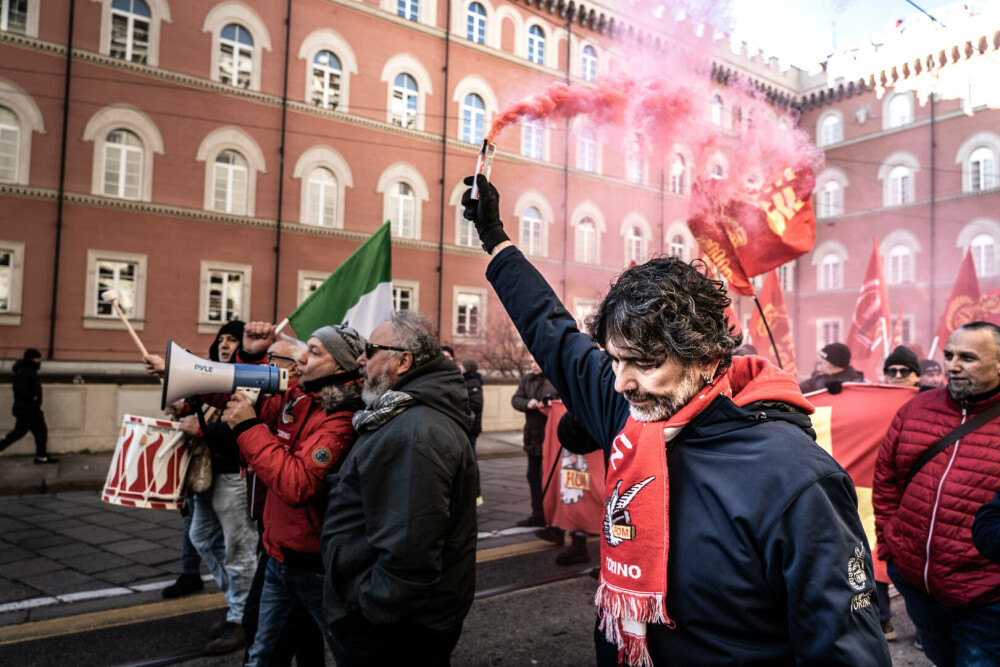 Zeci de mii de persoane protestează în Italia împotriva planurilor bugetare ale guvernului Meloni. GALERIE FOTO - Imaginea 24