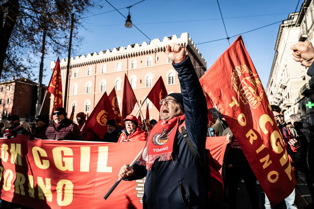 Zeci de mii de persoane protestează în Italia împotriva planurilor bugetare ale guvernului Meloni. GALERIE FOTO - Imaginea 25
