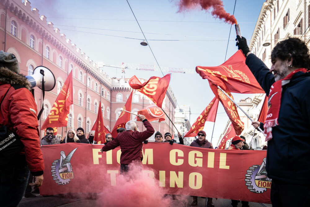 Zeci de mii de persoane protestează în Italia împotriva planurilor bugetare ale guvernului Meloni. GALERIE FOTO - Imaginea 26