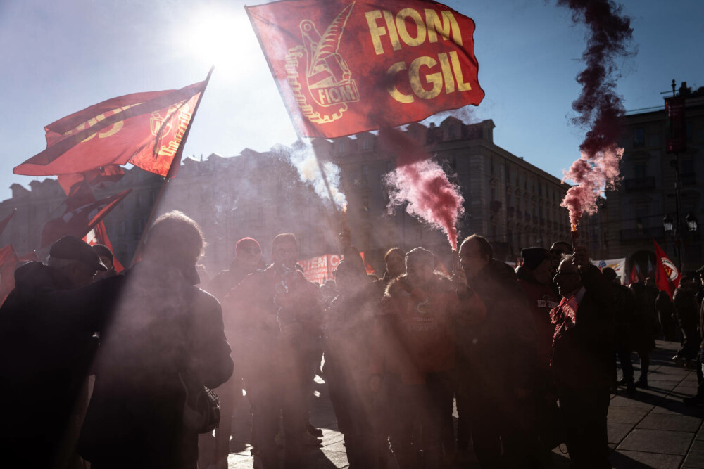 Zeci de mii de persoane protestează în Italia împotriva planurilor bugetare ale guvernului Meloni. GALERIE FOTO - Imaginea 28