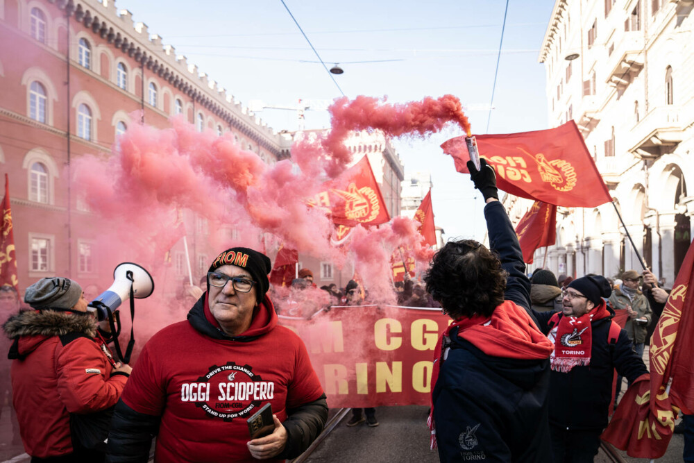 Zeci de mii de persoane protestează în Italia împotriva planurilor bugetare ale guvernului Meloni. GALERIE FOTO - Imaginea 29