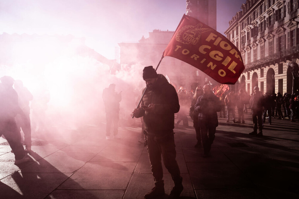 Zeci de mii de persoane protestează în Italia împotriva planurilor bugetare ale guvernului Meloni. GALERIE FOTO - Imaginea 30