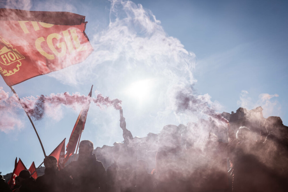 Zeci de mii de persoane protestează în Italia împotriva planurilor bugetare ale guvernului Meloni. GALERIE FOTO - Imaginea 31