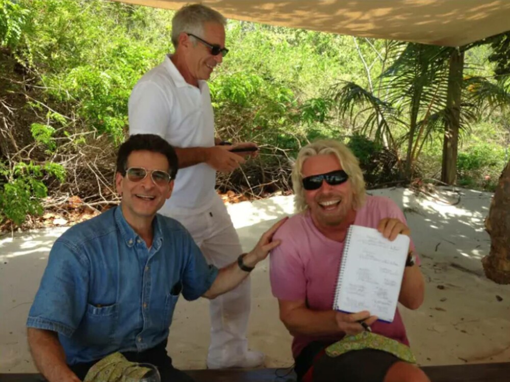 Dosarul Epstein: Democraţii au publicat fotografii cu Donald Trump înconjurat de femei. Ce personalități mai apar în imagini - Imaginea 2