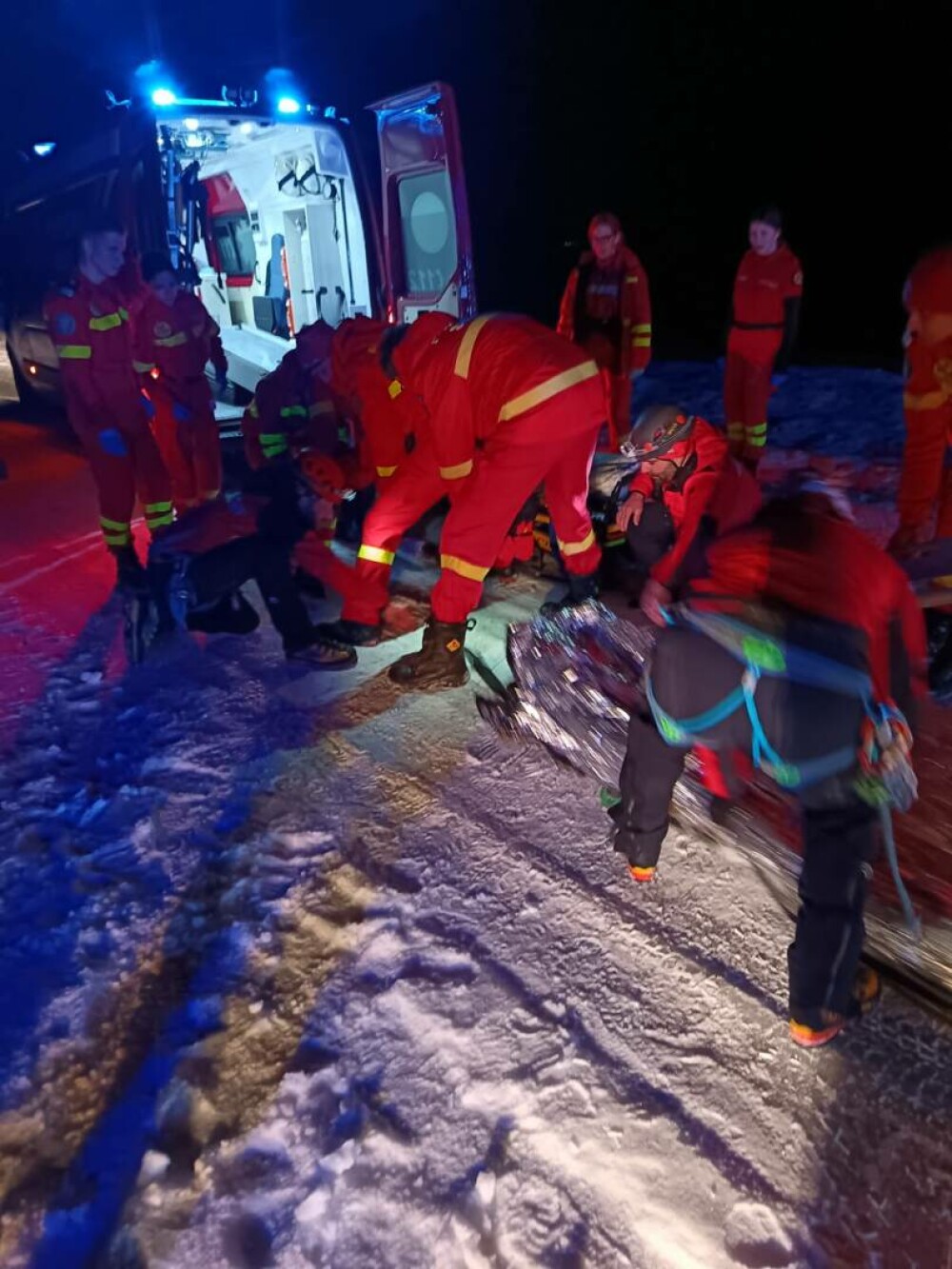 Un turist a fost grav rănit după ce a căzut în Munţii Făgăraş. Are leziuni la cap și la coloana vertebrală - Imaginea 1