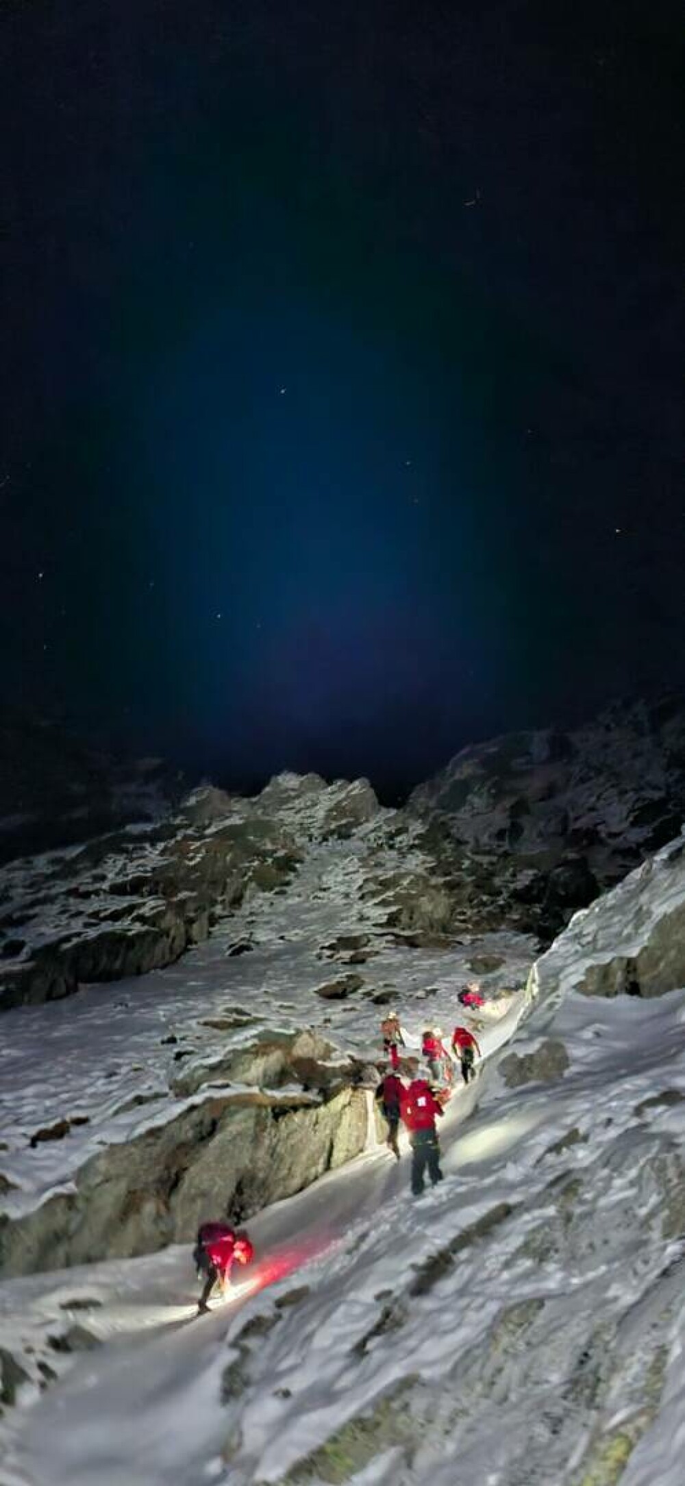 Un turist a fost grav rănit după ce a căzut în Munţii Făgăraş. Are leziuni la cap și la coloana vertebrală - Imaginea 2