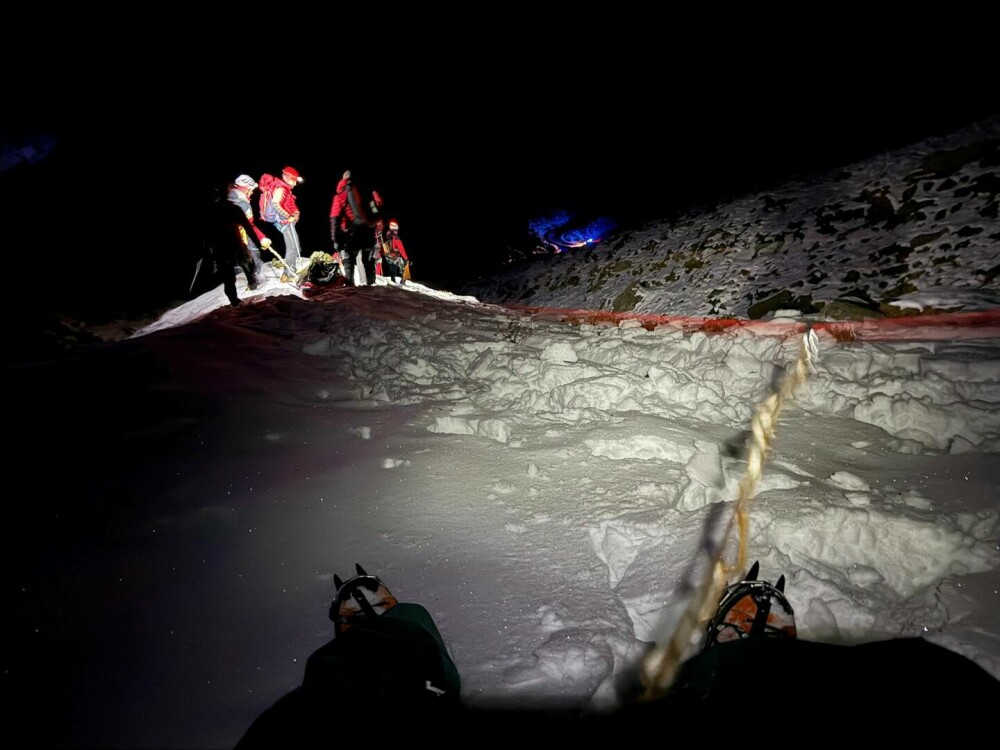 Un turist a fost grav rănit după ce a căzut în Munţii Făgăraş. Are leziuni la cap și la coloana vertebrală - Imaginea 3