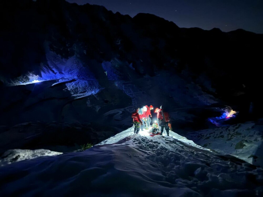 Un turist a fost grav rănit după ce a căzut în Munţii Făgăraş. Are leziuni la cap și la coloana vertebrală - Imaginea 4